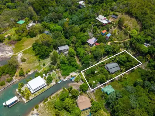 Island Living in Guanaja – Waterfront Home with Dock